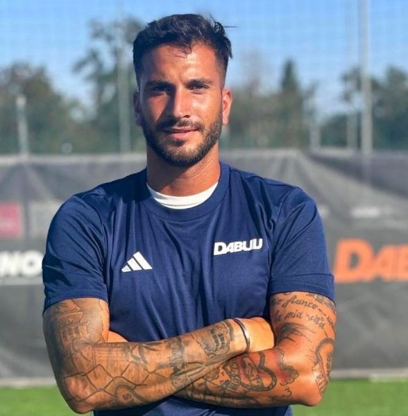 Anna Tatangelo incinta, l'annuncio social che scatena il gossip: la cantante sarà ancora mamma ma sul nome del papà è mistero. E lei ferma tutti: «Il nostro amore immenso sarà la sola risposta a tutte le domande» L'allenatore di calcio Giacomo Buttaroni, con il quale Anna Tatangelo era stata paparazzata a novembre scorso