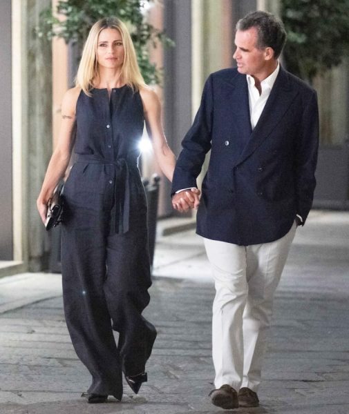 Michelle Hunziker, ecco le foto che confermano la storia con Nino Tronchetti Provera. Dopo i primi avvistamenti a febbraio, arriva il bacio che non lascia dubbi: la showgirl non è più single Michelle Hunziker Tronchetti provera