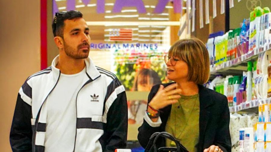 Alessandra Amoroso incinta è raggiante: «Sono fortunata, non devo scegliere tra lavoro e diventare mamma. Mi sento leggera e canterò fino all'ultimo». E sul palco fa ballare anche Penny - IL VIDEO Alessandra Amoroso e Valerio Pastore