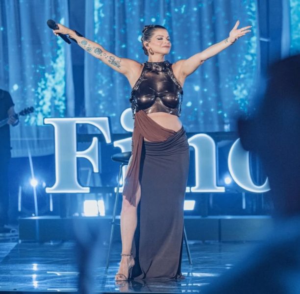 Alessandra Amoroso incinta è raggiante: «Sono fortunata, non devo scegliere tra lavoro e diventare mamma. Mi sento leggera e canterò fino all'ultimo». E sul palco fa ballare anche Penny - IL VIDEO alessandra amoroso tour