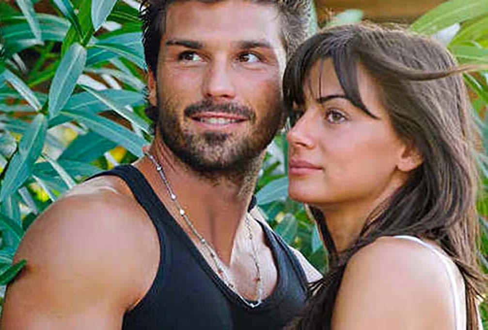 Giovanni Conversano e Giada Pezzaioli, nozze dopo 15 anni di amore. «Ci siamo scelti con uno sguardo, con un sorriso, una stretta di mano. Due anime pure che hanno aperto l'orizzonte delle proprie vite» Giovanni Conversano e Giada Pezzaioli, nozze dopo 15 anni di amore. «Ci siamo scelti con uno sguardo, con un sorriso, una stretta di mano. Due anime pure che hanno aperto l'orizzonte delle proprie vite»