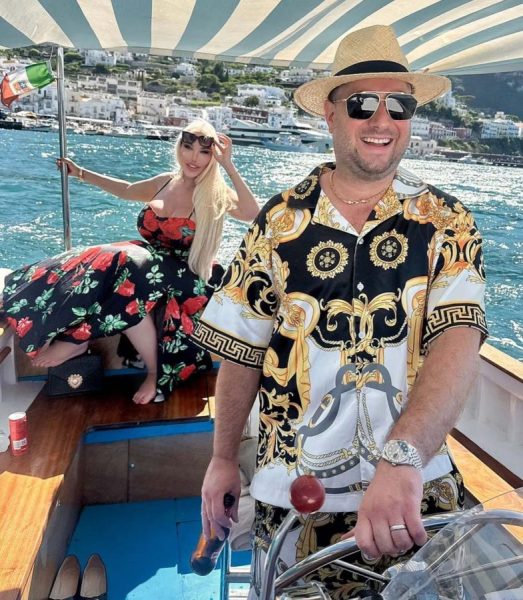 Jessica Alves, il Ken Umano è diventata Barbie e ha un nuovo grande amore, in vacanza con lei in Italia: «dal primo momento ho provato qualcosa di veramente speciale» Jessica Alves in vacanza sulla costiera amalfitana