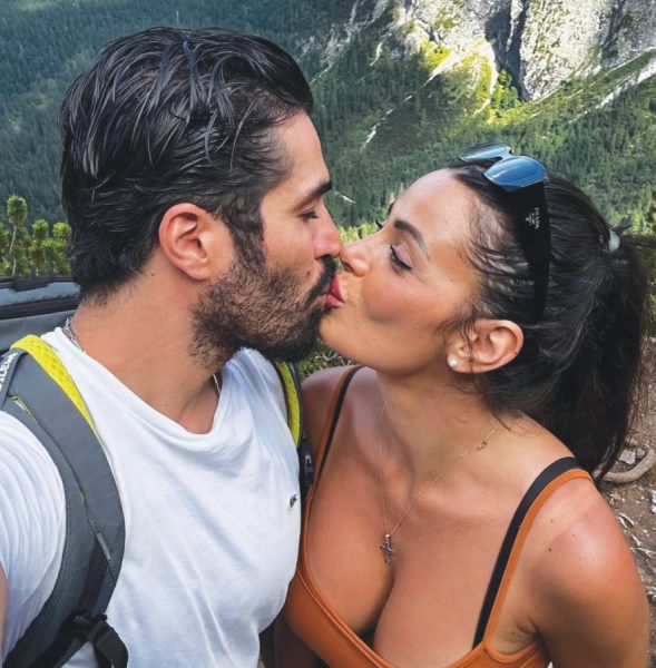 Luciano Punzo, il tentatore che nel 2021 fece perdere la testa a Manuela Carriero, si sposa: davanti al mare di Sorrento ha chiesto la mano di Sharon, e lei gli ha detto sì