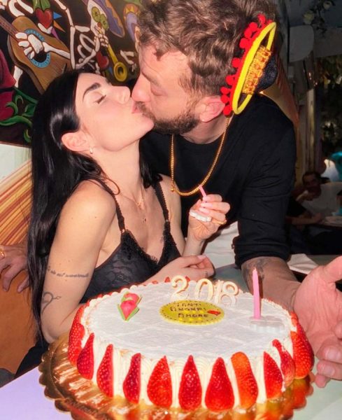 Bianca Atzei e Stefano Corti in crisi? Per il gossip la coppia è al capolinea e la cantante sembra confermare il momento no: «sto passando un periodo difficile», mentre sul web appaiono le foto di lui a cena con un'altra donna Bianca Atzei e Stefano Corti
