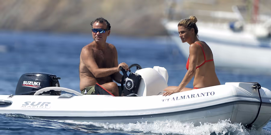 Michelle Hunziker e Nino Tronchetti Provera, la prima estate da nonna felice e di nuovo innamorata: tra vacanze in famiglia 'allargata' e fughe in montagna, la coppia vive l'amore senza più segreti Michelle Hunziker e Nino Tronchetti Provera