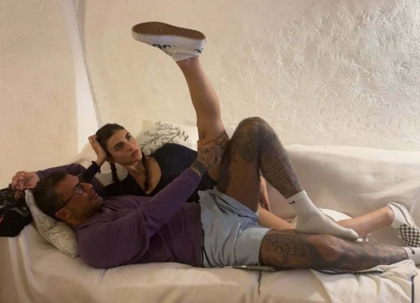 Fabrizio Corona e Sara Barbieri, quattro anni d'amore folle: «Tra montagne russe, cadute di stile e risalite senza casco, noi siamo ancora qui. La nostra non è stata una favola, ma una corsa». IL VIDEO