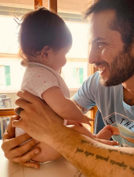 Gionatan Giannotti di U&D, sua figlia Isabel compie un anno e lui le manda un messaggio d'amore insieme a mamma Giulia: «sei una meraviglia vivente... dolcissima, furba, curiosa, e arrogante quando serve». La nuova vita dell'ex di Laura Addis Gionatan Giannotti, un anno da papà di Isabel