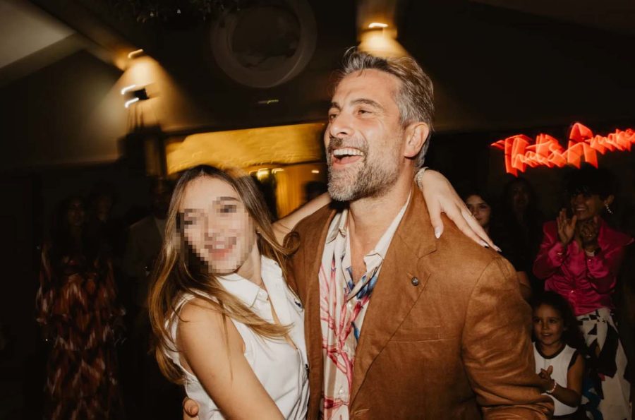 Luca Calvani si è sposato con Alessandro Franchini, festeggiando con gli amici più cari del Grande Fratello. Una cerimonia a sorpresa in Toscana con il suo compagno dal 2016, «il salvagente della mia vita». I VIDEO DEGLI SPOSI