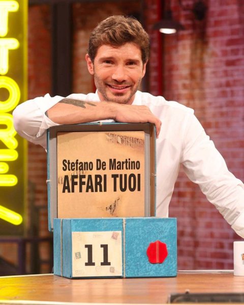 De Martino e Caroline, prima litigata pubblica della coppia più seguita dell'estate. Cominciano a discutere al ristorante, poi la Tronelli abbandona Stefano, lasciandolo da solo e incredulo al tavolo. E gli rubano l'orologio Stefano De Martino