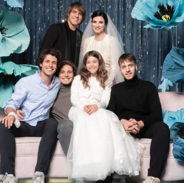 Laura Pausini, una vita di successi con la forza dei suoi amori: «Con Paolo e nostra figlia mi sento in un porto sicuro, essere madre è la cosa di cui vado più orgogliosa. E' grazie a loro se non mi sono mai fermata»