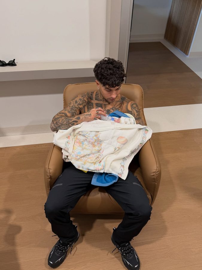 Giulia De Lellis mamma di Priscilla, lei e Tony Effe impazziscono d'amore: «Sei tutto» scrive il rapper, e pubblica le prime dolcissime foto insieme a sua figlia inmark 3