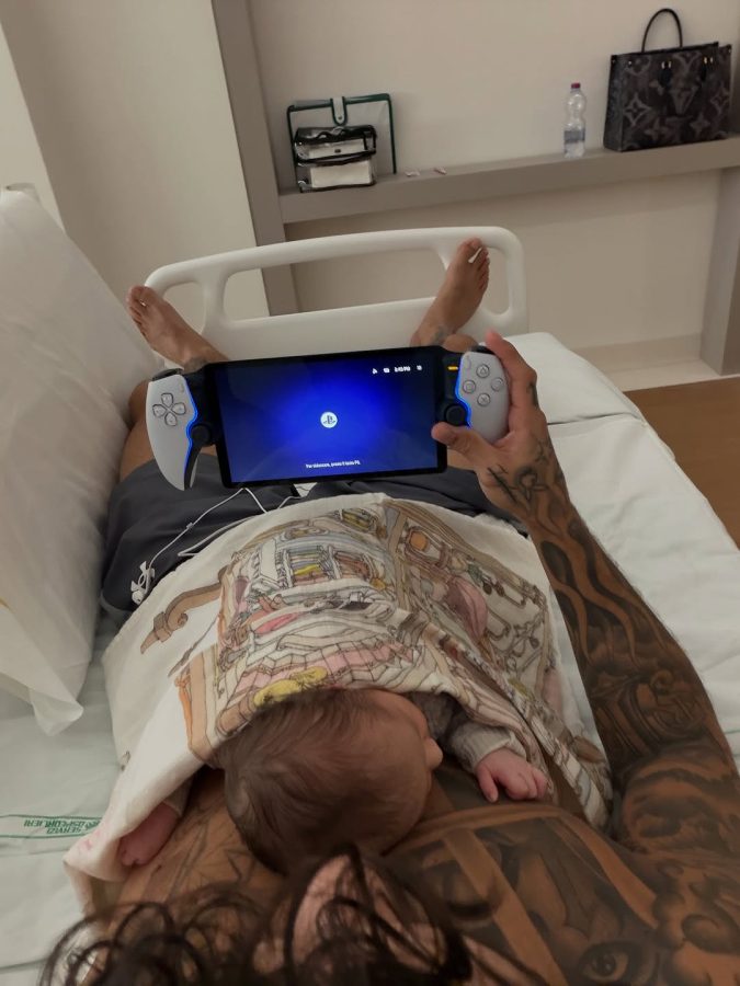 Giulia De Lellis mamma di Priscilla, lei e Tony Effe impazziscono d'amore: «Sei tutto» scrive il rapper, e pubblica le prime dolcissime foto insieme a sua figlia inmark 8