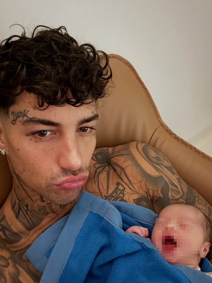 Giulia De Lellis mamma di Priscilla, lei e Tony Effe impazziscono d'amore: «Sei tutto» scrive il rapper, e pubblica le prime dolcissime foto insieme a sua figlia inmark