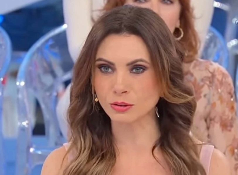 Agnese De Pasquale brucia Mastrostefano a 'Uomini e Donne': «Mi hai riaccesa e ora prendo fuoco con un altro». Mentre in tv vanno in onda gli scontri con il Cavaliere, la Dama è già fuori, dolcissima con Roberto. LE FOTO