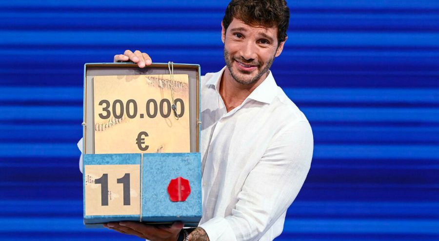 Stefano De Martino e Gilda Ambrosio: weekend di passione dopo l'addio del conduttore a Caroline Tronelli. Ma lui per il gossip è stufo di fare coppia e preferisce restare single Stefano De Martino affari tuoi
