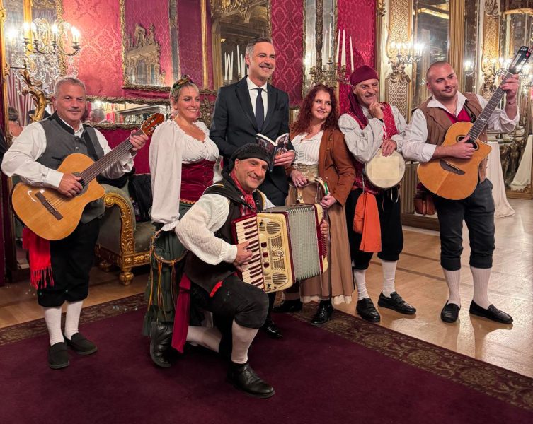 Uno stornello per festeggiare il lavoro di Beppe Convertini