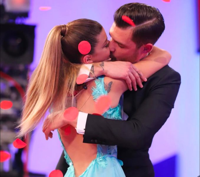 Natalia Paragoni e Andrea Zelletta presto genitori-bis! L'annuncio con un divertente video social con il quale l'ex U&D esce allo scoperto: «Voglia: desiderio improvviso tipico delle donne in stato di gravidanza», e lei mostra il pancino paragoni zelletta scelta