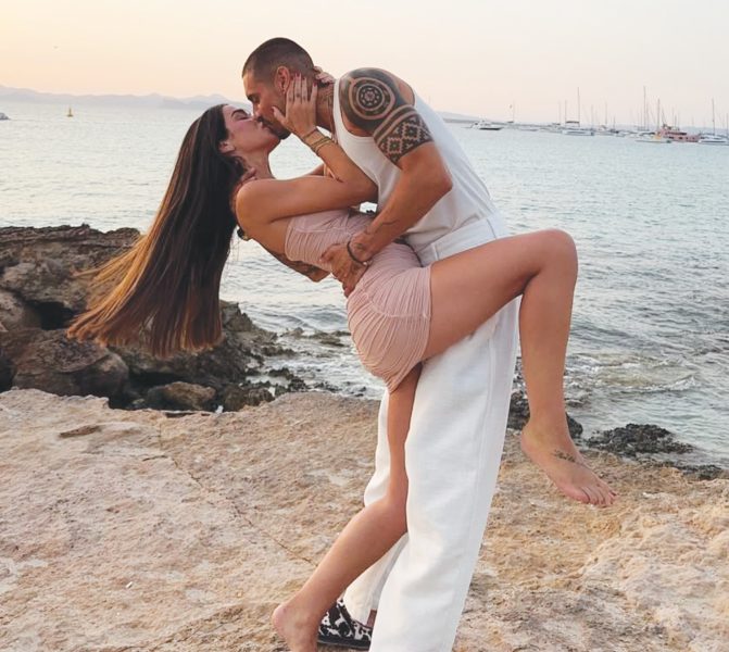 Fabio Colloricchio e Violeta Mangriñan, nozze già pronte. La modella lancia un messaggio pubblico all'ex tronista: «se mi sposi avremo gratis il nostro viaggio di nozze». IL VIDEO DELLA PROPOSTA Fabio Colloricchio e Violeta Mangriñan