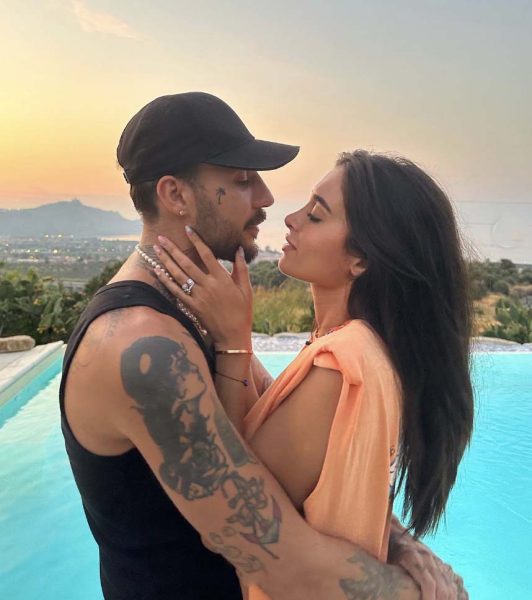 Fred De Palma e Jori Delli, l'annuncio di nozze durante una romantica vacanza alle Maldive. Super anello e cena a lume di candela all'insegna della passione: «Io e te per sempre» Fred De Palma e Jori Delli