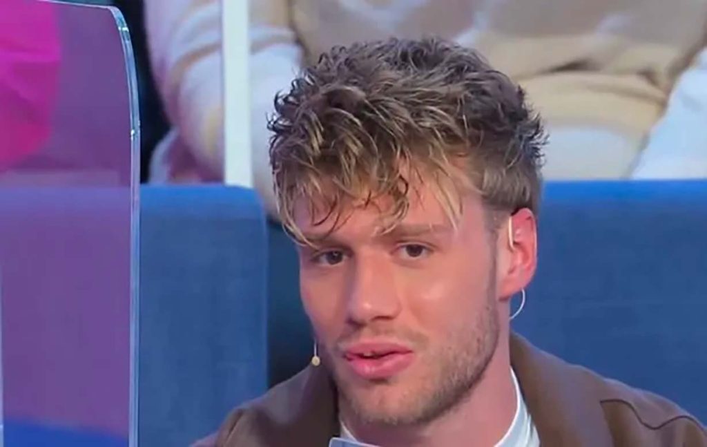 Marco Veneselli e Sara Gaudenzi, il corteggiatore di 'Uomini e Donne' si sbilancia: «Ti piacciono alti e mori ma io sono biondo e basso». Tra battibecchi e sguardi dolci, il feeling cresce e Jakub scopre di avere un rivale importante Marco Veneselli