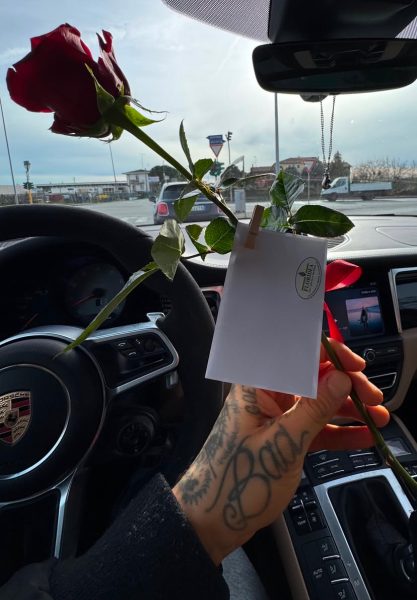 Gaia Gigli dimentica Daniele Paudice: nuovo amore con il pugile e coach Juan Romero, una rosa rossa e il biglietto «sei tu». Baci bollenti sui social per l'ex U&D che non cercava più un fidanzato Una rosa rossa per Gaia Gigli, regalata da Juan Romero