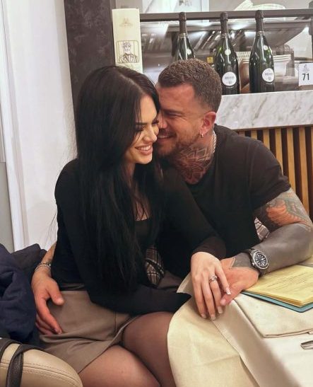 Diego Daddi, dopo l'addio shock a Elga Enardu esce allo scoperto con Barbara Santagati: «Dopo 16 anni di relazione e una separazione già avvenuta, ho il diritto di ricostruire la mia vita con trasparenza». E spunta la foto con l'anello, ma... Diego Daddi e Barbara Santagati