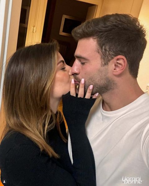 Il primo selfie al bacio di Flavio Ubirti e Nicole Belloni