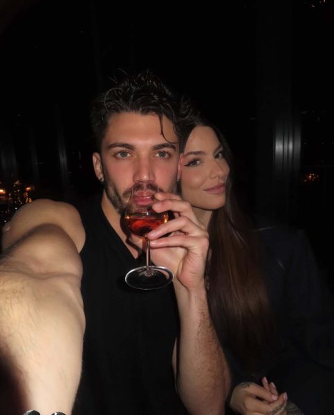 Anita Mazzotta e Jonas Pepe, tre mesi d’amore vissuti senza pressioni. Dal primo bacio nella casa del GF all’uscita in coppia, e una passione a distanza che diventa ogni giorno più importante: «legati da qualcosa di divino» Anita Mazzotta e Jonas Pepe