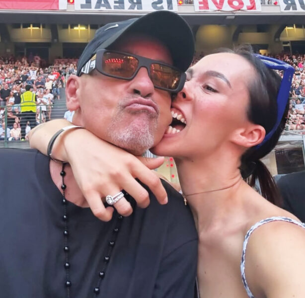 Aurora Ramazzotti e Eros, di padre in figlia nelle canzoni: «Un amore infinito, papà, ti amo anche sul palco». E lui le dedica le parole di ‘Un’altra te’: «Ma nemmeno se l’invento c’è» Aurora Ramazzotti Eros