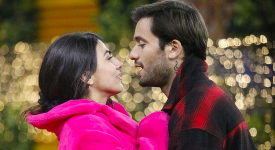 Giulia Salemi, la sua storia con Pierpaolo Pretelli non è stata sempre semplice: «eravamo soli contro tutti, le critiche al nostro amore ci hanno dato forza e unito ogni giorno di più. Oggi siamo una famiglia felice che non è nata… per finta» Giulia Salemi e il fatidico bacio sotto il vischio a Perpaolo Pretelli