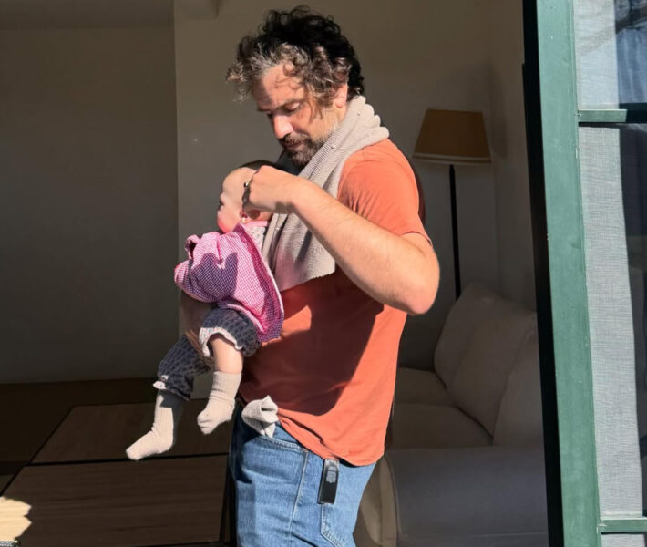 Tommaso Paradiso a Sanremo canta per la figlia Anna, ma dopo l’Ariston la musica si ferma per fargli dire ‘sì’ a Carolina Sansoni: «appena l’ho vista ho scatenato l'inferno, e il nostro amore ci infiamma da 9 anni» tommaso paradiso anna