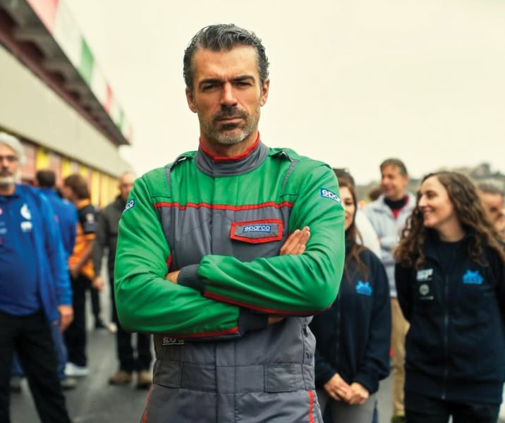 Il nuovo Luca Argentero, da Doc a pilota e avvocato: «Dopo una giornata sul set e con i figli, c'è solo Cristina: io e lei guardiamo abbracciati le serie tv sul divano» Luca Argentero motorvalley