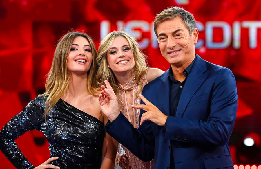 I segreti d’amore di Marco Liorni e Giovanna Astolfi: «io e lei ci diciamo tutto, anche se nella vita ci interessa qualcun altro. Le Professoresse? Sono belle ma mia moglie non è gelosa» Marco Liorni con Greta Zuccarello e Linda Pani