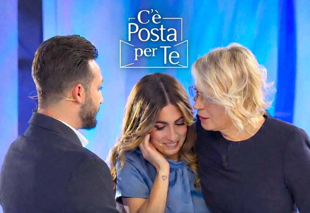 «Contro ogni aspettativa ancora noi». Micaela Ambriano e Antonino, dopo la serata drammatica a ‘C’è posta per te’ sono ancora insieme. E lui pentito posta la foto del primo bacio dopo la pace: «Ti amo» Maria De Filippi, Micaela e Antonino