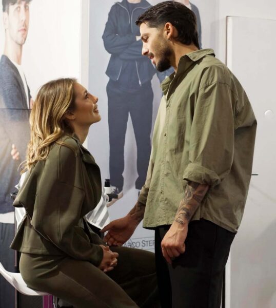 Martina De Ioannon e quel messaggio top secret con cui ha conquistato il cuore di Gianmarco Steri: «ti voglio rivedere, ho un'emozione in sospeso». Poi i primi incontri, il bacio e la ‘scelta’ di mettersi insieme: «e ora ho paura di perderlo» Martina De Ioannon e Gianmarco Ster