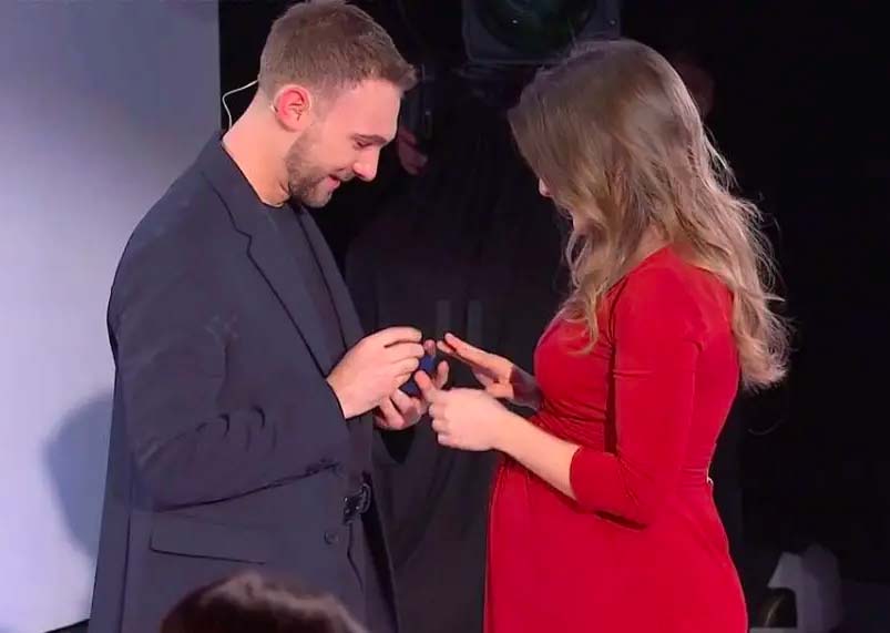 Matteo e Martina, proposta di nozze da brividi a 'C'è Posta per te'. Con Giorgia complice, il sì più emozionante della stagione: «L'amore è come lanciarsi col paracadute, credi di cadere e invece stai volando» Matteo e Martina, proposta di nozze da brividi a 'C'è Posta per te'. Con Giorgia complice, il sì più emozionante della stagione: «L'amore è come lanciarsi col paracadute, credi di cadere e invece stai volando»