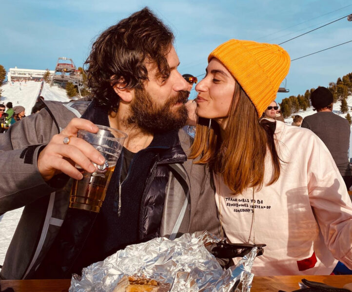 Tommaso Paradiso a Sanremo canta per la figlia Anna, ma dopo l’Ariston la musica si ferma per fargli dire ‘sì’ a Carolina Sansoni: «appena l’ho vista ho scatenato l'inferno, e il nostro amore ci infiamma da 9 anni» Tommaso Paradiso e Carolina Sansoni