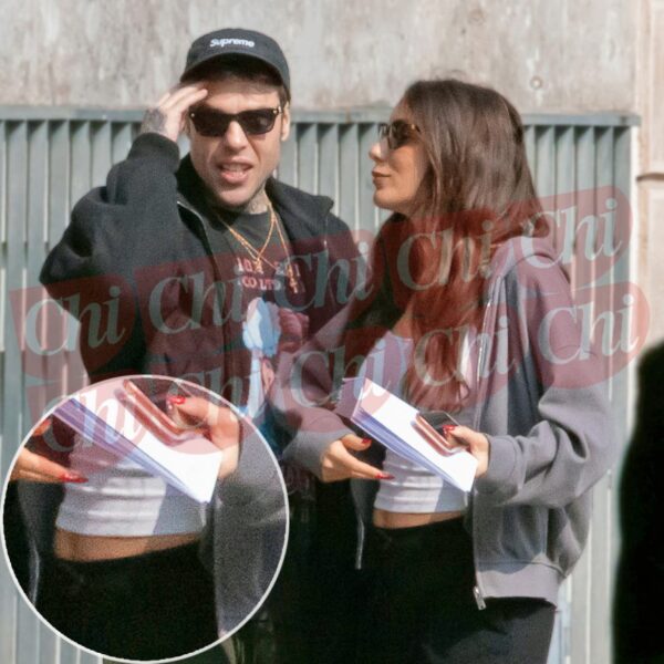 Fedez e Giulia Honegger aspettano un figlio, ecco le prime foto del pancino e il gesto d'amore per Leone e Vittoria: subito avvertita Chiara Ferragni, per presentare al meglio l'arrivo del nuovo bebè ai suoi due figli Fedez e Giulia nella foto di Chi
