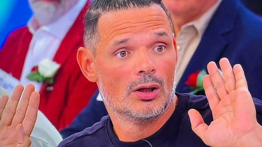Federico Mastrostefano, risolto il mistero del Cavaliere che ha mollato a sorpresa la sedia rossa di ‘Uomini e Donne’. Si è quasi… fidanzato con la bellissima Valentina, tra sorrisi, selfie e dediche: «Siamo due matti» Federico Mastrostefano nello studio di 'Uomini e Donne'.