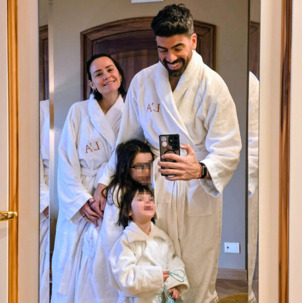 Gianluca Gazzoli e Sara Bolla, un amore lungo 14 anni: «Tu sei lo schiaffo che mi riporta alla realtà, se non ci fossi stata la mia vita sarebbe diversa» Gianluca Gazzoli figlie