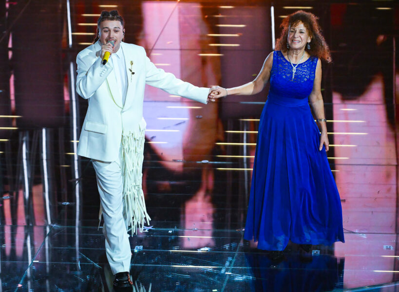 Il dolce dopo-festival di Sayf innamorato di Bianca Genovese: ‘Tu mi piaci tanto’ è dedicata a lei ma anche a Samia, la mamma più simpatica di Sanremo 2026 Sayf mamma