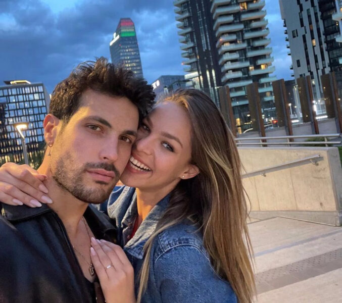 Carlotta Vendemmia, l’ex di Mattia Scudieri del GF ha un nuovo amico speciale: beccata con Simone Bonaccorsi, appena fuggito dal parterre di U&D dove aveva corteggiato Sara Gaudenzi. Un nuovo amore da reality? Carlotta Vendemmia, l’ex di Mattia Scudieri del GF ha un nuovo amico speciale: beccata con Simone Bonaccorsi, appena fuggito dal parterre di U&D dove aveva corteggiato Sara Gaudenzi. Un nuovo amore da reality?