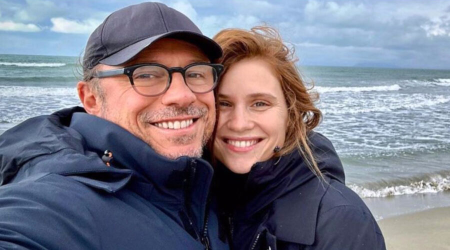 Stefano Accorsi da 13 anni insieme a Bianca Vitali: «La differenza di età? Non ci siamo mai posti il problema. Il nostro è un amore bello e insieme abbiamo creato una felice famiglia allargata» Stefano Accorsi e Bianca Vitali