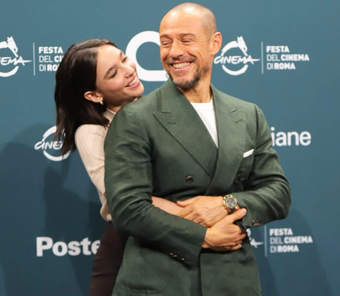 Stefano Accorsi da 13 anni insieme a Bianca Vitali: «La differenza di età? Non ci siamo mai posti il problema. Il nostro è un amore bello e insieme abbiamo creato una felice famiglia allargata» Stefano Accorsi e Matilda De Angelis