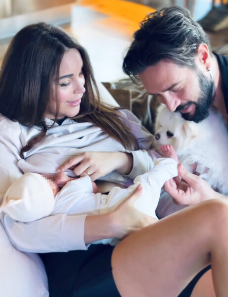 Alex Belli e Delia Duran, i primi giorni insieme al piccolo Gabriel: «Non dormiamo più, mangia ogni tre ore, ma ogni secondo è meraviglioso: ora siamo una nuova famiglia» Alex Belli e Delia Duran