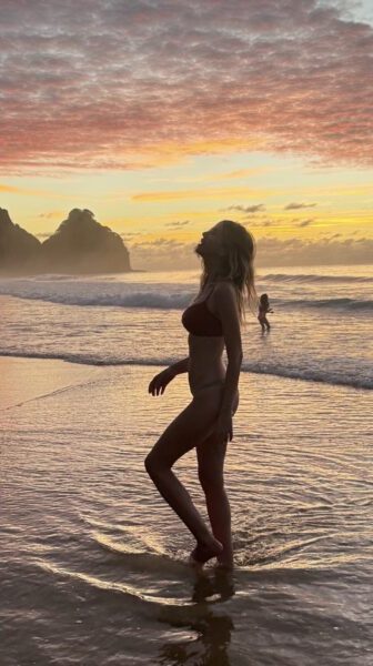 Alessia Marcuzzi e Tiago Schietti, la prima foto d'amore dalla spiaggia più bella del Brasile: a 4 anni dalla sua separazione, il cuore della conduttrice batte per l'affascinante imprenditore brasiliano Screenshot