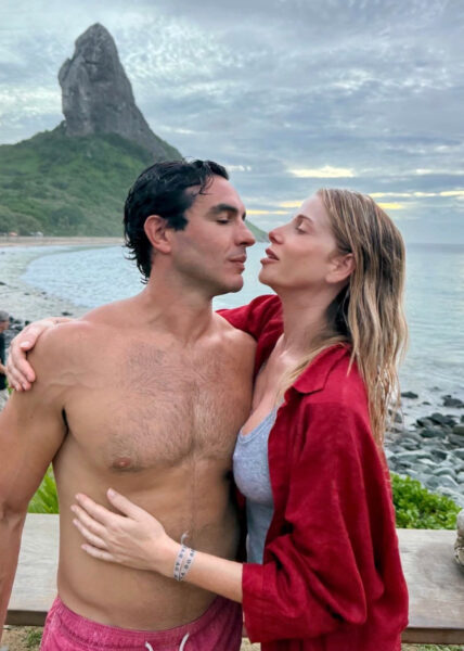 Alessia Marcuzzi e Tiago Schietti, tante foto d'amore dalle spiaggie più bella del Brasile: a 4 anni dalla sua separazione, il cuore della conduttrice batte per l'affascinante imprenditore brasiliano - IL PRIMO VIDEO DELLA COPPIA Alessia Marcuzzi e Tiago Schietti