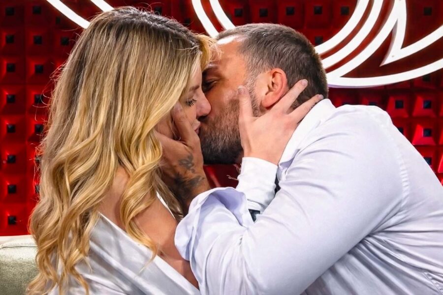Lucia Ilardo e Raul Dumitras, due baci in due giorni al Grande Fratello Vip alla faccia degli ex: «Piacevole e molto gradito», ma il cuore della gieffina è ancora diviso tra lui e Renato! Lucia Ilardo, il suo bacio bis nel Confessionale