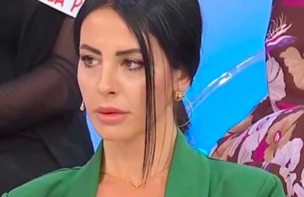 Alessio Pili Stella e Debora Bragetti escono insieme da Uomini e Donne: lui le suona il pianoforte, fa la proposta alla Dama ed abbandona lo studio con lei, mentre Rosanna Siino piange tra le braccia di Sperti Alessio Pili Stella e Debora Bragetti escono insieme da Uomini e Donne: lui le suona il pianoforte, fa la proposta alla Dama ed abbandona lo studio con lei, mentre Rosanna Siino piange tra le braccia di Sperti