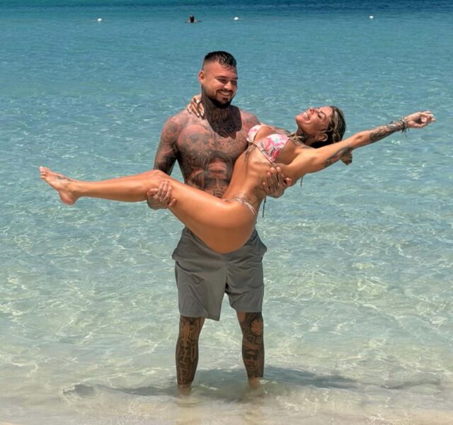 Le prime foto in spiaggia di Francesca Del Taglia con il misterioso 'Bonito'